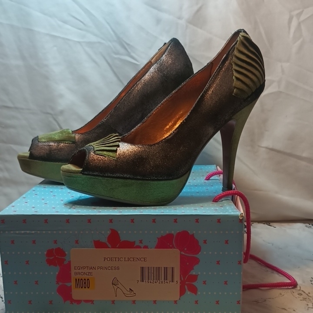 Used Poetic License "Egyptian Princess" Size 8